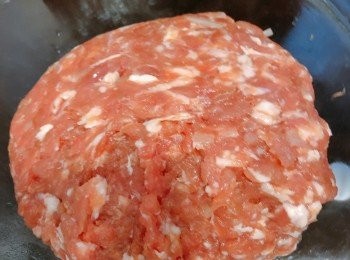 step3: 豬肉就按自已喜好調好味先
然後搞到起膠