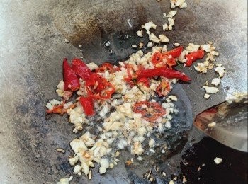 step2: 加入辣椒爆香