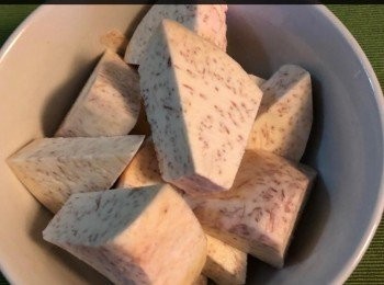 step5: 將芋頭去皮，切成一小塊，於切芋頭時，最好戴上膠手套，因生芋頭可能對有些皮膚敏感而手痕。