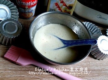 step7: 馬蹄粉 , 30g砂糖 , 水及少許油拌勻至冇粉粒