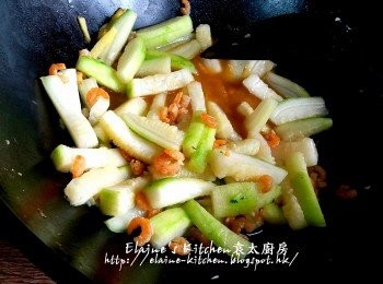 step6: 加入蝦米水及1杯水份量拌勻 , 用慢火煮約5分鐘至半軟身