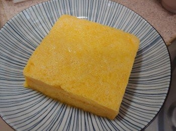 step2: 浸在蛋液中, 要讓麵包充分吸收蛋液