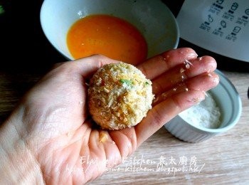 step6: 用手唧出魚球後 , 逐一沾上麵粉 >> 雞蛋液 >> 麵包糠 , 放上碟後再灑上少許麵包糠