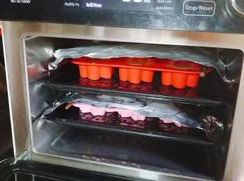 step11: 入蒸爐中火蒸1小時，或隔水中火蒸1小時 。