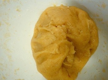 step6: 混合至成為唔黏手嘅麵團
(可能需要加多少少粉的，因為蛋有大有細)