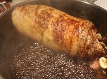 step4: 冰糖溶化加入腩卷上色，再加入其他材料。