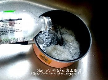 step8: 已焗20分鐘的西米隔水倒在隔篩內 , 用水沖洗雜質 , 瀝乾水份加冰水浸過面靜待10分鐘