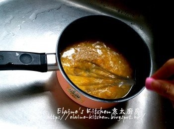 step6: 粟米蓉放入煲內 , 加入即食燕麥片及200ml水拌勻 , 用慢火慢慢拌勻煮滾後熄火