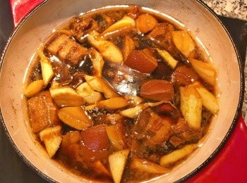 step9: 滷到這個狀態後，試味道微調後，便可蓋上蓋子，關火降溫，用餘溫去讓肉燜軟；（亦可降溫後放冰箱隔夜再吃）！