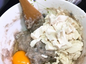 step2: 魚肉用鹽、胡椒粉、香菇粉、粟粉調味後，加入雞蛋及豆腐攪勻。