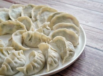 step2: 餃子皮中央放上餡料，餃子皮邊緣沾水，用自己的方法包實餃子🤓
📝碟上灑上麵粉，防止餃子黏在一起。