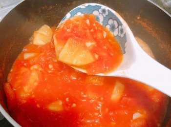 step11: 加入菠蘿
之後落鹽、糖試味
我再加左少少香草
建議加thyme 呀，同豬肉好夾的

鍾意洋蔥都可以加呀