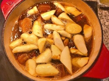 step8: 待40分鐘後開蓋放入紅蘿蔔和皎白筍，蓋鍋子一起滷個15分鐘（如滷汁太少可適量再加水）；