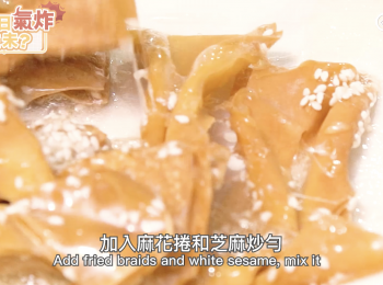 step6: 加入麻花捲和芝麻炒勻 Add fried braids and white sesame, mix it
