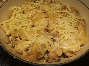 step5: 打開蓋撒上芝士碎，蓋蓋蒸3分鐘，焗5分鐘。