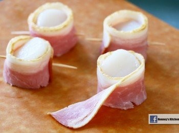 step3: 帶子用廚紙吸乾水份後, 煙肉將帶子捲起, 用牙籤固定