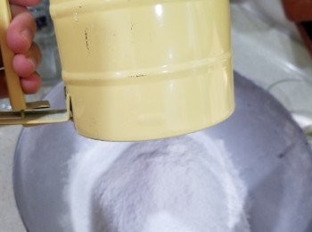 step3: 再用過粉器將糯米粉和木薯粉篩粉順便溝暈佢