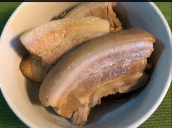 step1: 首先將豬腩肉洗淨後，放入沸水中飛水大約5分鐘。