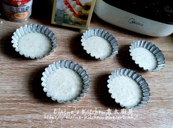 step13: 繼續將蛋撻模掃上油 , 逐一將餘下的西米糊放入蛋撻模至一半滿