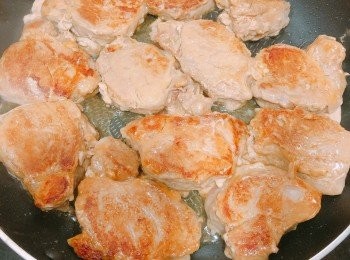 step13: 煎香一邊先反
直至全熟

煎熟哂豬柳一陣焗果陣就唔洗理啲豬柳，焗香啲士就可以了