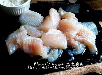 step2: 急凍魚柳解凍後切件 , 用水沖一沖洗及瀝乾