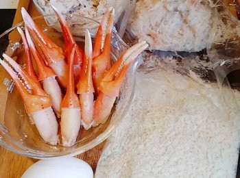 step1: 預備材料，急凍<a href="https://bit.ly/2YzwBVG" target="_blank" data-keyword="蟹鉗" class="guide-link"><strong>蟹鉗</strong></a> <span style="display:inline-block;vertical-align:middle;margin-top:-3px;color:initial;border-radius:3px;padding:2px 3px;font-size:12px;line-height:14px;background:#87d300;color:#fff;">即買</span> 解凍並用廚房紙抺乾水分。