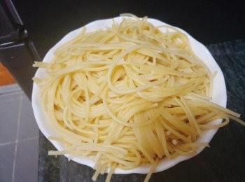 step2: 大鍋煮開水，根據意大利粉包裝建議煮熟意粉，瀝干水份，加入橄欖油1匙混合備用。