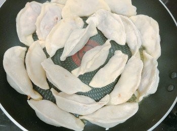 step9: 少少油，先煎30秒左右