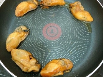 step3: 轉細火，先煎一面
(我想佢掂住啲油所以撥咗埋個邊)