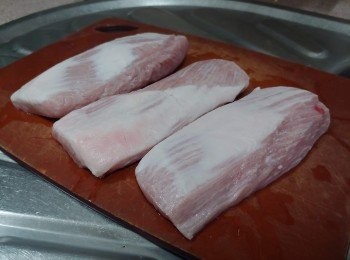 step1: 把<span class="group_2">醃料</span>調勻， 讓糖完全溶化備用; 豬肋肉解凍抹乾