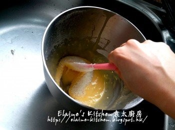 step4: 將椰絲及吉士粉加入麵糊內拌勻