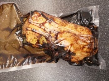 step5: 豬腩卷放入真空膠袋，然後倒入巳攤凍的豉油醬料，最後抽真空封口，慢煮溫度82度18小時，完成慢煮後醬汁加熱收汁。
