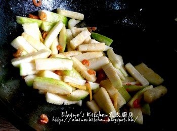 step5: 加入節瓜 , 少許雞粉拌炒數分鐘