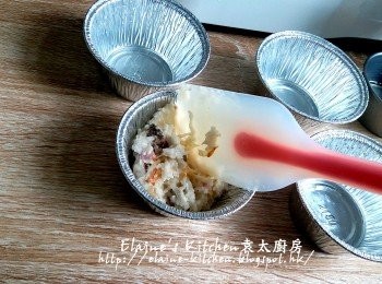 step13: 糕盆掃上油 , 將材料平均放入 , 再用刀壓平