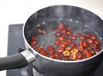 step1: 800毫升水煮滾，加入紅棗，滾起後轉小火加蓋煮30分鐘，關火焗1小時。
 	選紅棗的話，要選皺紋多而深紅色的，皺紋多代表乾爽不易變壞，而深紅色的紅棗熟成度較高，也較甜。