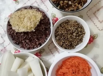 step2: 把三色米肧芽米藜麥加三杯水
放進高速攪伴機至米漿狀