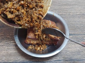 step13: 組合: 把腩肉放鐵碗中(皮向下)； 舖上梅菜粒； 用匙羹按壓至結實