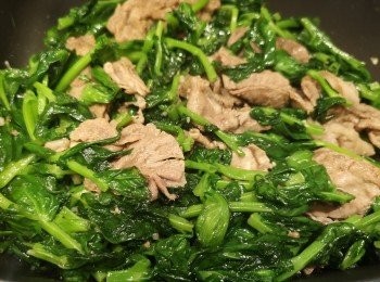 step5: 豆苗熟透後，將腩片回鑊炒勻即成。