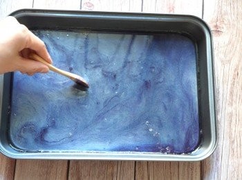 step6: 寒天糖水倒入模具，加入蝶豆花水，畫出雲石紋，鋪上廚房紙，放置在室溫兩小時至凝固。