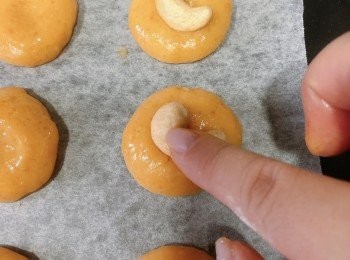 step9: 每個餅仔放一粒腰果，輕輕手按實