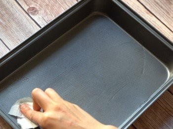 step2: 準備模具。用廚房紙在模具上抹一層薄油。