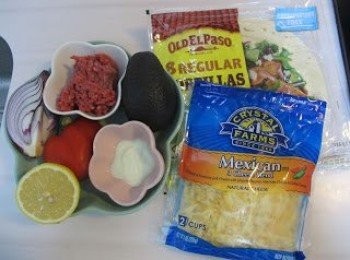 step1: 免治牛肉用半茶匙鹽, 半茶匙糖及1茶匙蒜粉醃15分鐘