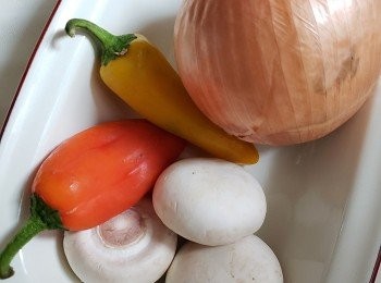 step6: 題外話:一個人又不想只食氣炸雞比,可考慮炒少量菇加在包裝咖喱内做個單人「碟頭飯」