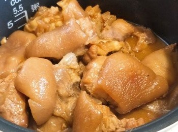 step1: 材料
豬手 一對
蒜蓉 1湯匙

醬料
南乳 一磚
糖 一湯匙

做法
1. 先將豬手汆水備用，燒熱油鍋,將南乳及蒜蓉炒香 。
2. 將豬手加入炒勻,加入適量水份煮滾後,關火。
3. 將所有材料轉放入電飯煲,加蓋,烹煮半小時。
4. 關火,燜焗半小時即可。