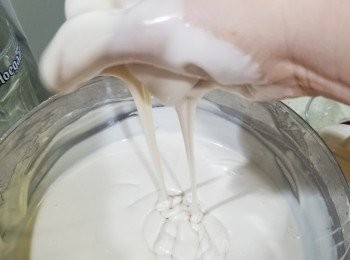 step7: 最重要步驟係呢步，洗乾淨隻手，用手撻粉漿~重覆將粉漿由高向低流落盆度(大約5~10分鐘)，將粉漿撻到順滑就可以，留意同上圖質地就ok