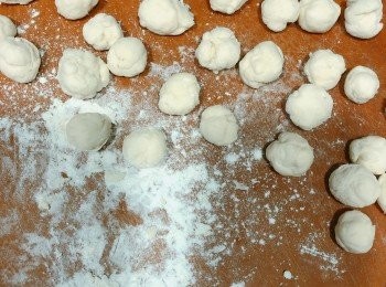 step5: 個粉太濕就再加粉啦
枱面撒啲粉再搓到唔痴手
分成平均一份份