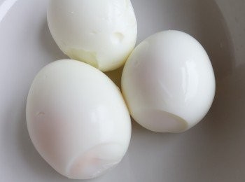 step1: 先將雞蛋放入沸水內，用中火煮5分鐘，撈起，然後放入凍水內，去殻備用 （*雞蛋非常軟身，要小心處理。如果要普通水煮蛋，可煮8至9分鐘）