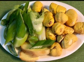 step3: 大蒜1條切片。薑 3片。栗子隨量約10多粒。