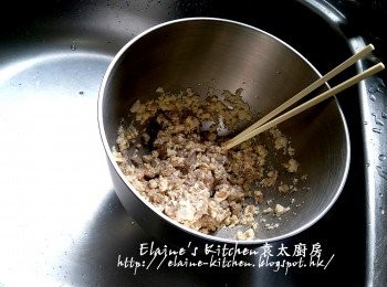step1: 硬豆腐弄碎放入大碗內 , 加入鯪魚肉 , 鹽 , 胡椒粉及<span class="group_2">調味料</span>拌勻