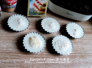 step14: 放入奶皇餡 , 再放入西米糊至全滿